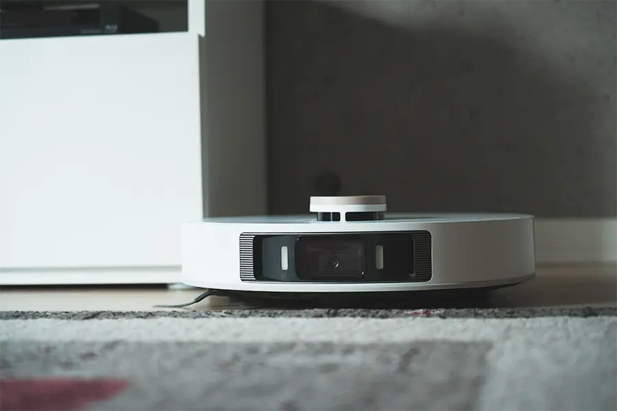 掃除中のロボット掃除機