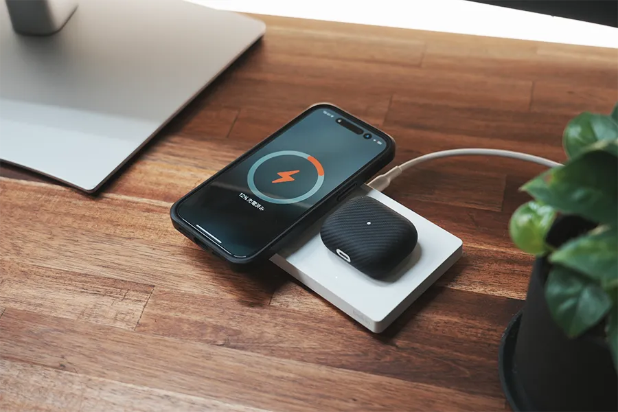 Belkin BoostCharge Pro 2-in-1 ワイヤレス充電パッドのiPhoneとAirPods置いた状態