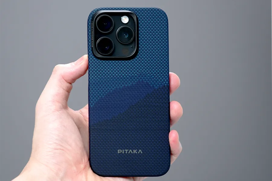 iPhone 15 Pro PITAKA StarPeak山の本体とiPhone 15 Pro