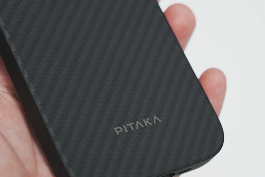 PITAKA MagEZ Case Pro 4ののロゴと繊維部分