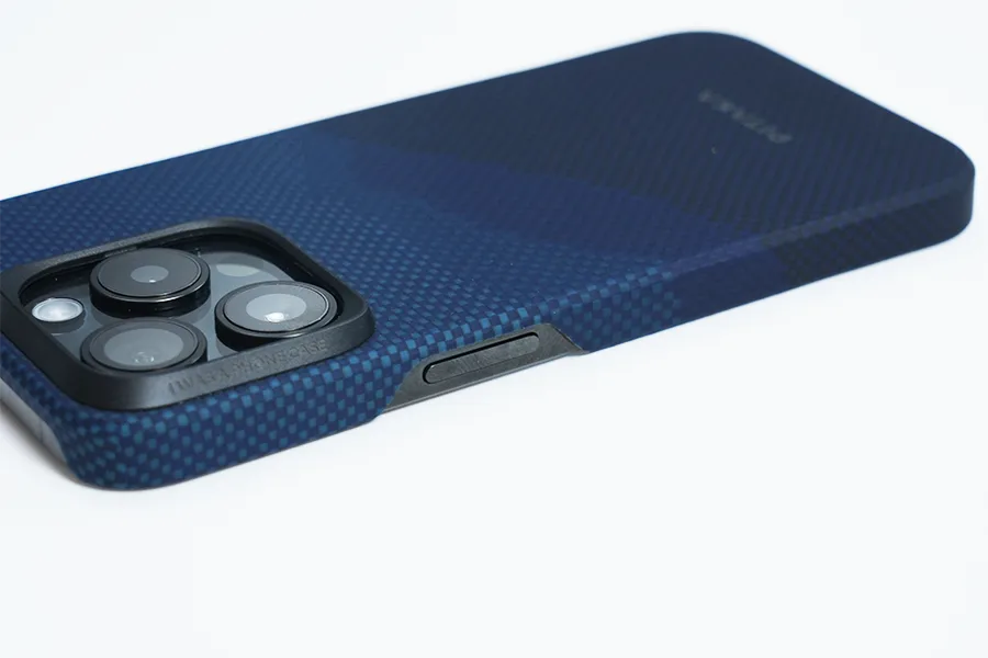 iPhone 15 Pro PITAKA StarPeak山のサイドボタン