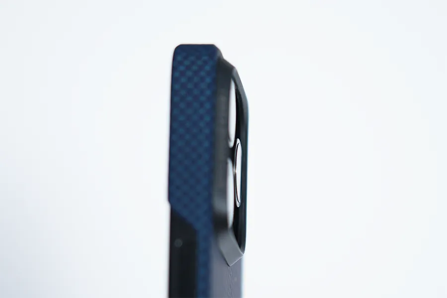 iPhone 15 Pro PITAKA StarPeakのカメラレンズは1mmの高さあり