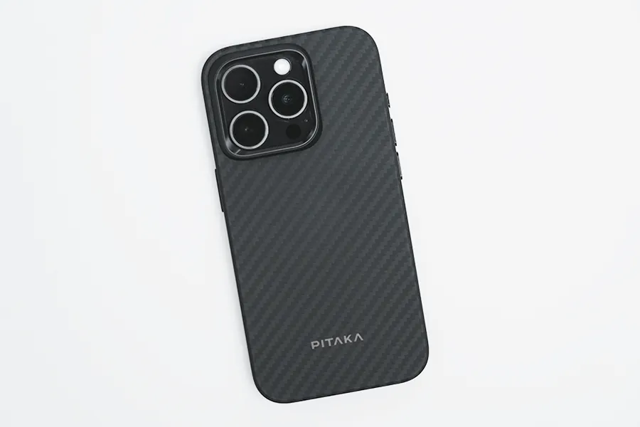 PITAKA MagEZ Case Pro 4を装着したiPhone15 Pro