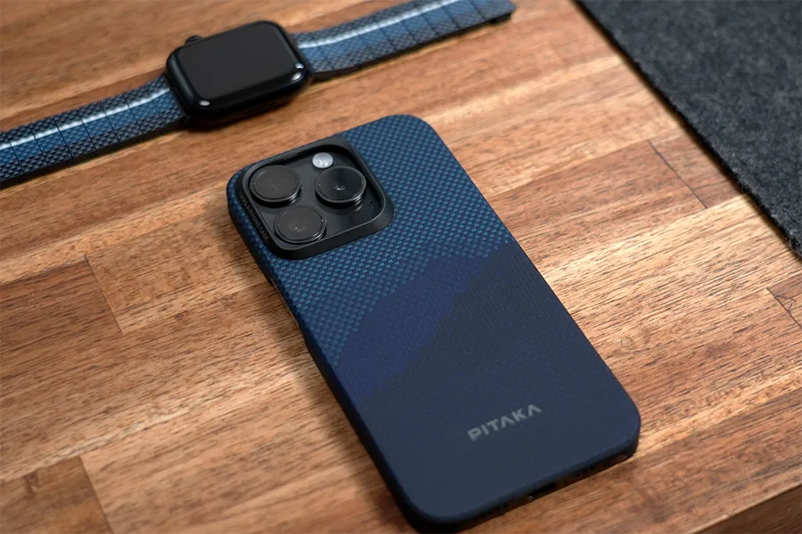 iPhone 15 Pro PITAKA StarPeak山のデスク