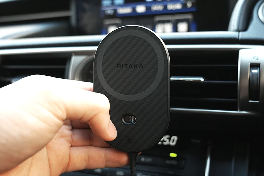 PITAKAの車載ホルダーの充電面
