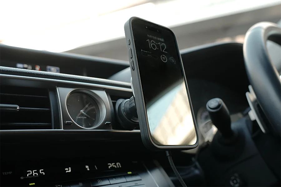 PITAKAの車載ホルダーにiPhoneくっつけた状態