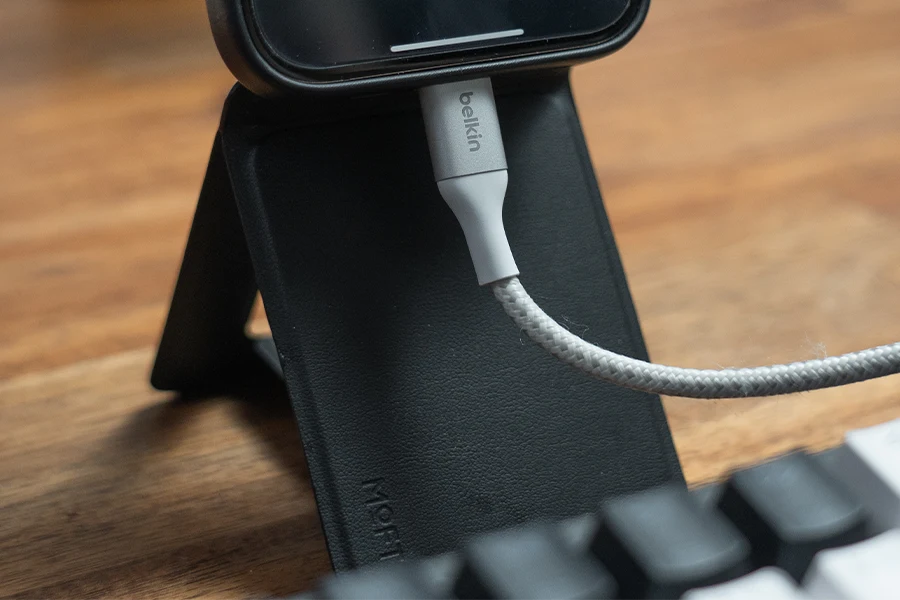 ケーブル指して充電できる