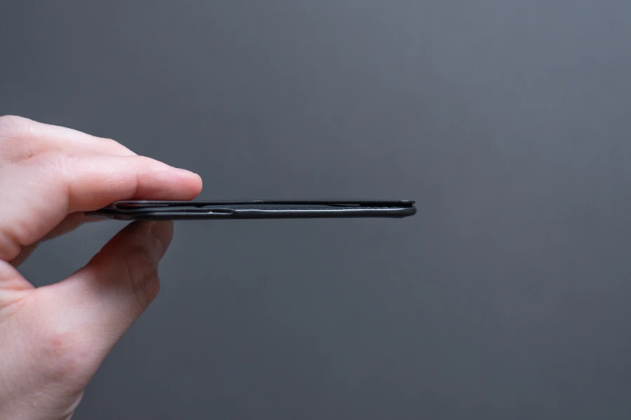iPhone 15 Pro用 Snap-On スマホスタンド|新素材「MOVAS™」ヴィーガンレザーの厚み