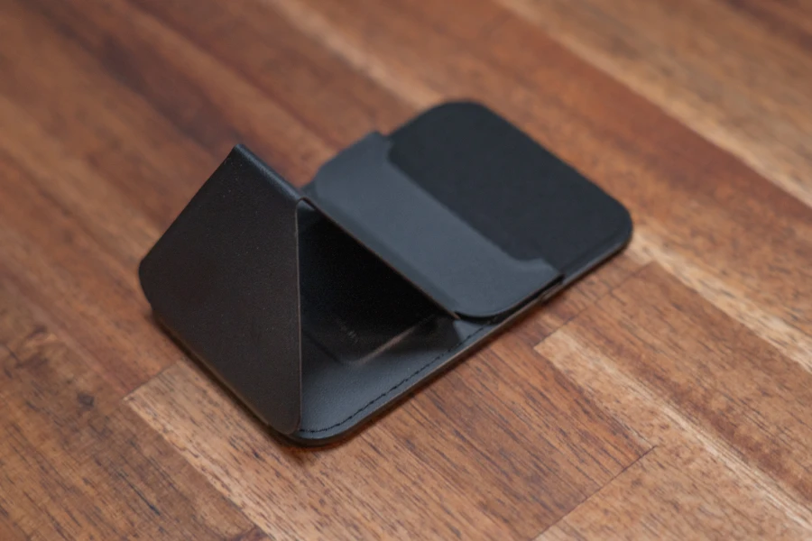 iPhone 15 Pro用 Snap-On スマホスタンド|新素材「MOVAS™」ヴィーガンレザーをスタンド状態